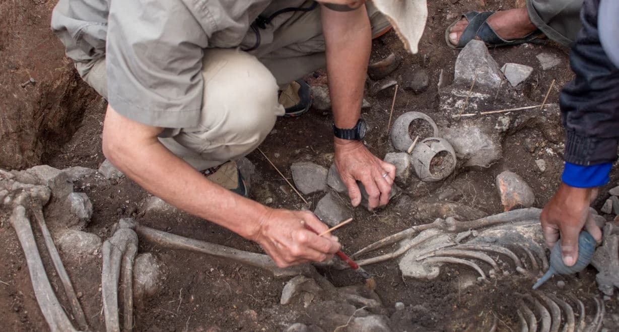 Arkeologët gjejnë varrin e priftit 3000-vjeçar në Peru