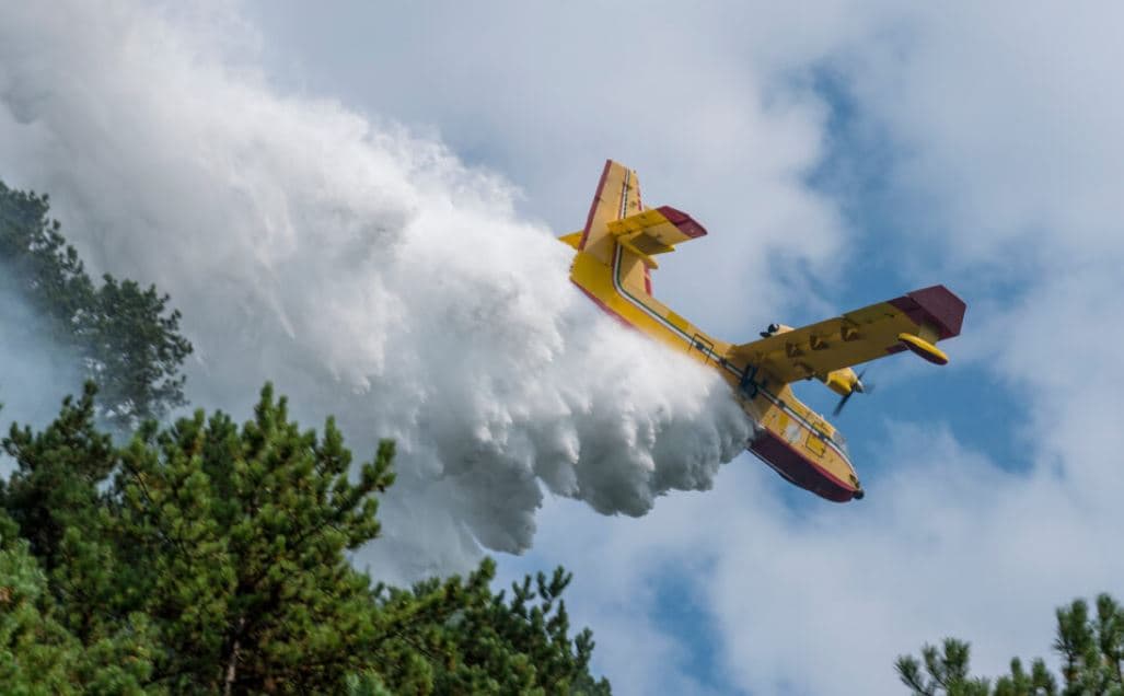 Mobilizimi i BE-së për të luftuar zjarret në Greqi/ 350 zjarrfikës dhe 12 avionë nga 7 vende