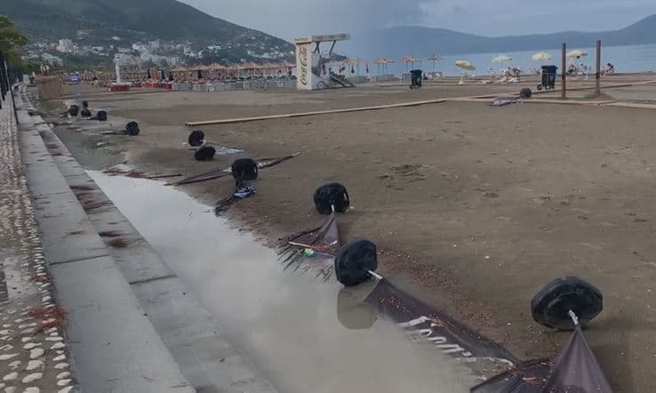 Video/ Moti i keq në Vlorë, rrëshqitje dherash dhe probleme në disa zona në plazh
