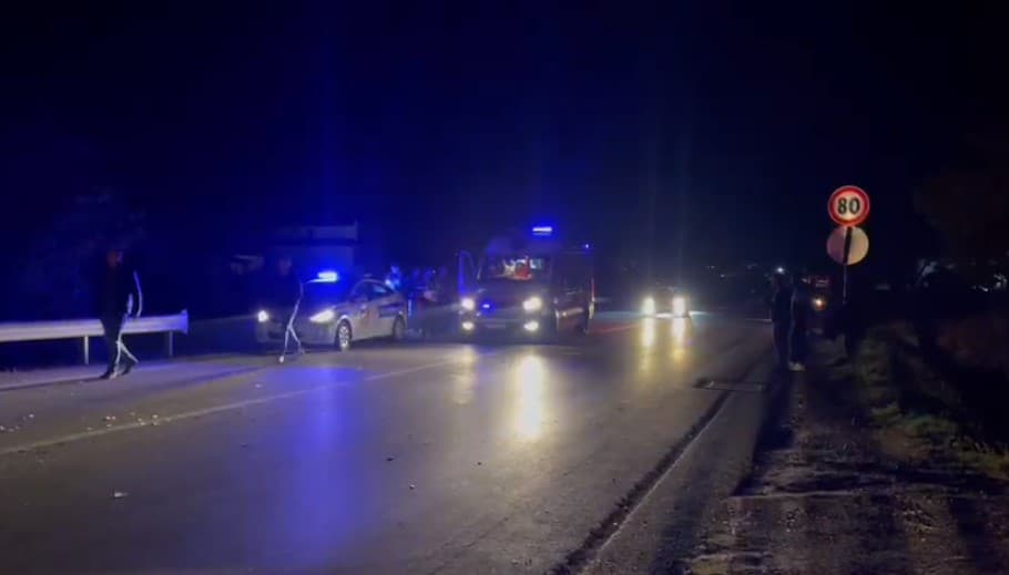 Përplasen dy makina në Pogradec, plagosen tre persona 