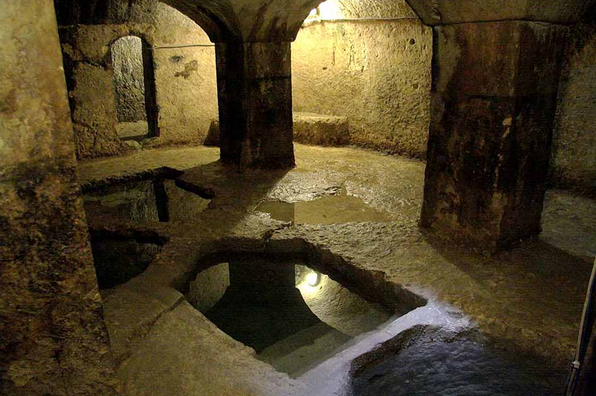 Banja e shenjtë hebraike gjendet nën një klub striptizmi në Poloni