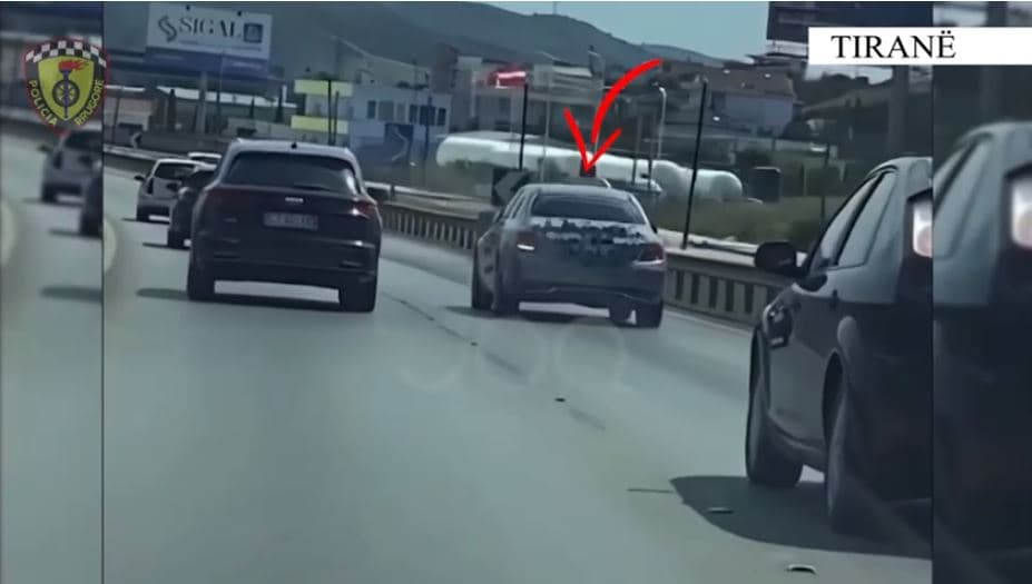 Manovra të rrezikshme me makinë, gjobitet drejtuesi