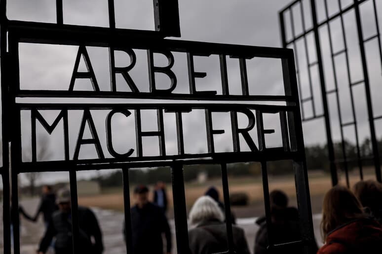 Gjermani, 98-vjeçari që shërbeu si roje për nazistët akuzohet se ka ndihmuar në vrasjen e mijëra të burgosurve