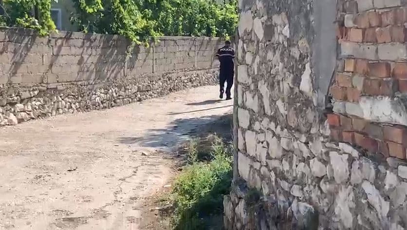 Vdekja e 56-vjeçarit në Selenicë, policia: Shpërtheu bombola e një sobe të vogël me gaz