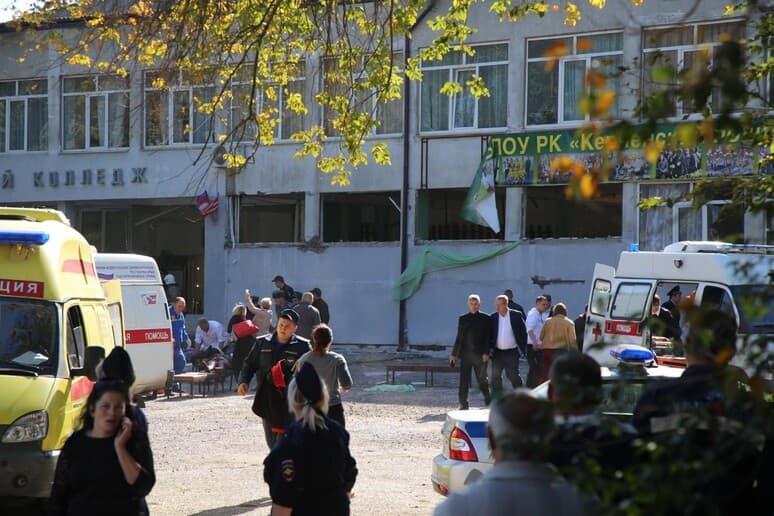Stërvitje e detyrueshme ushtarake në shkollat e Krimesë