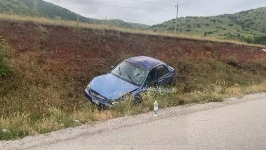 Del nga rruga një makinë në Korçë-Pogradec, 3 të plagosur
