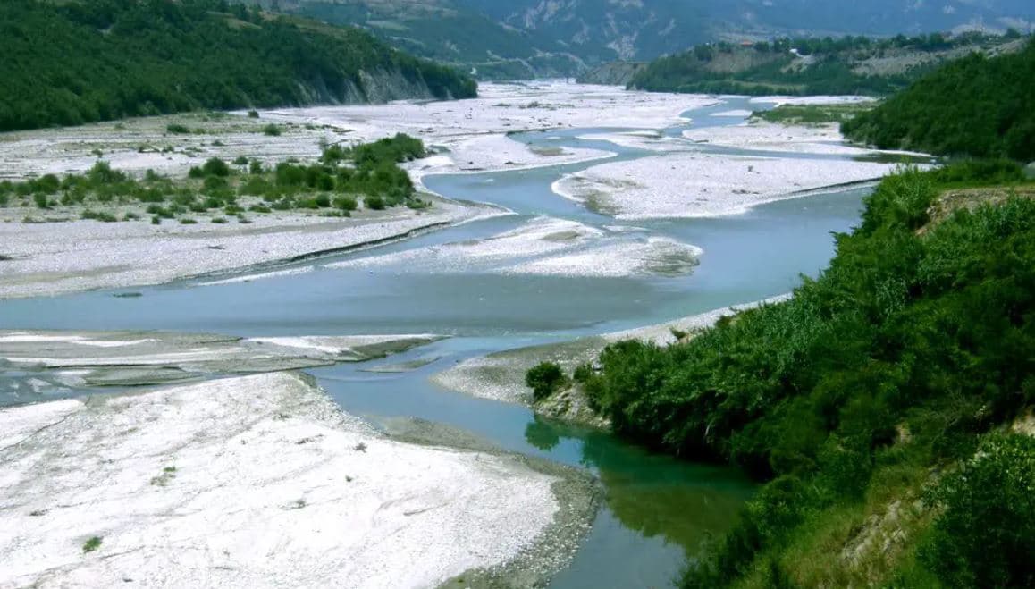 Djali denoncon zhdukjen e të atit, nisin kërkimet në lumin Devoll