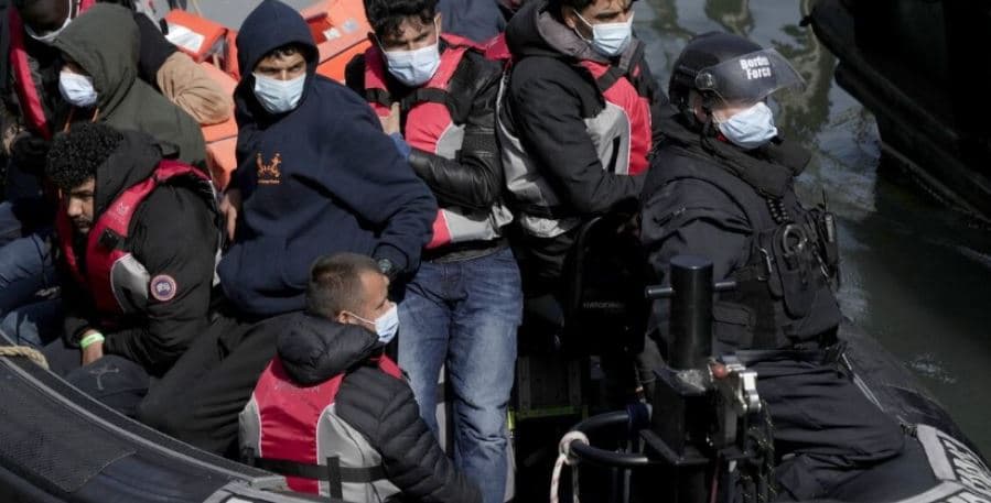 Rekord i ri në Angli, 872 emigrantë mbërrijnë në vend brenda ditës
