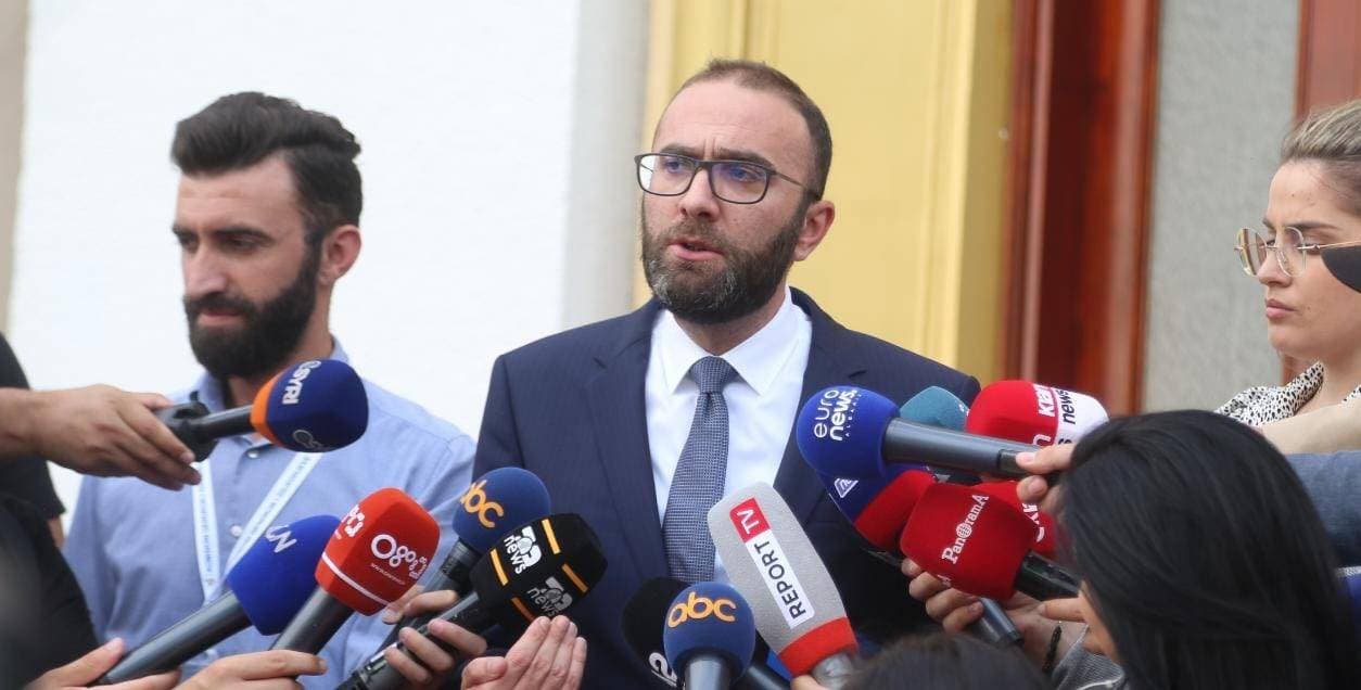Basha u zgjodh kryetar i grupit parlamentar/ Bardhi: S’e di kush e gënjen se 7 është më e madhe se 20-ta!