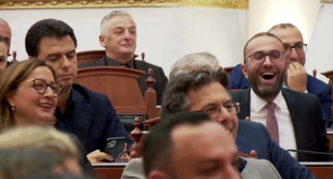 Nikolla njeh Bashën si kryetar të grupit parlamentar, reagon Bardhi: Mos na provokoni!