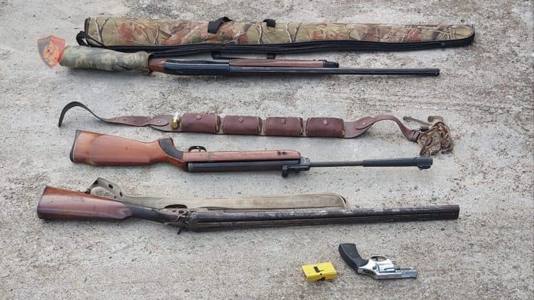 Dhunonte bashkëshorten dhe mbante armë në banesë, arrestohet 25-vjeçari