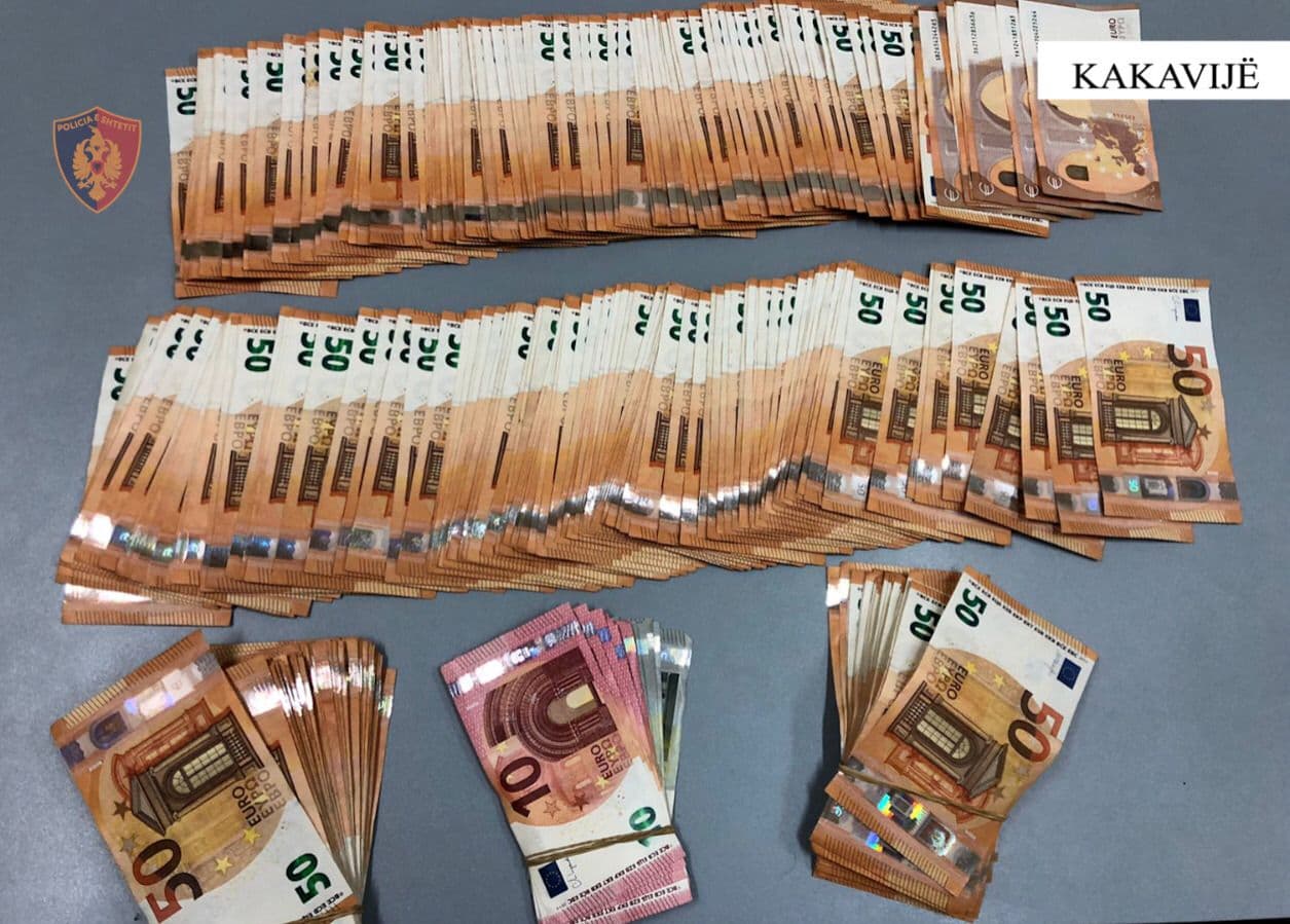 Bllokohen 18 mijë euro në Kakavijë, nuk u deklaruan në dalje të Shqipërisë