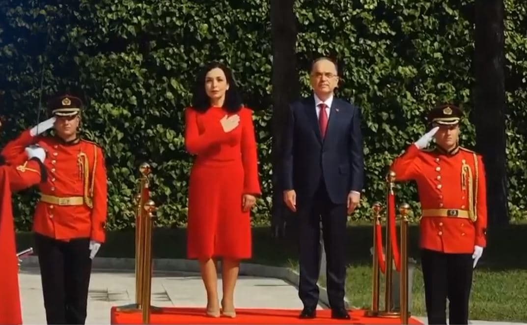 Osmani mbërrin në Presidencë, pritet nga Begaj