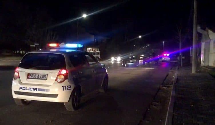 Aksident në Tiranë, makina përplaset me urbanin