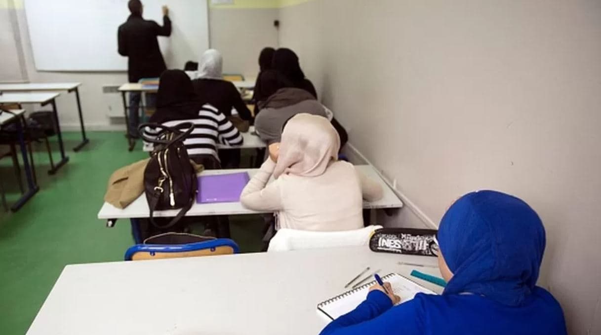 Shkollat publike franceze nuk pranojnë në mësim dhjetëra vajza myslimane të veshura me abaja