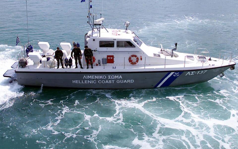 Greqi/ Gjendet një emigrant i pajetë në ishull, shpëtohen 14 të tjerë