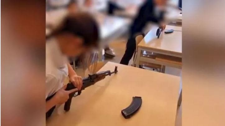 Me kallashnikov dhe granata dore, në Rusi mësohet në shkollë si të luftosh