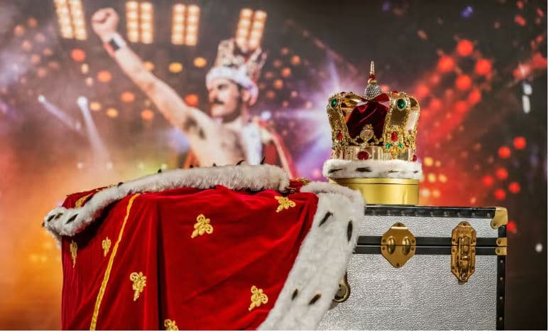 Pianoja e Freddie Mercury shitet në ankand për shifrën e kripur 