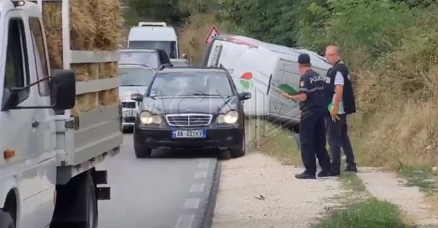 Fier/ Makina përplaset me furgonin e mallrave, plagosen dy shoferët