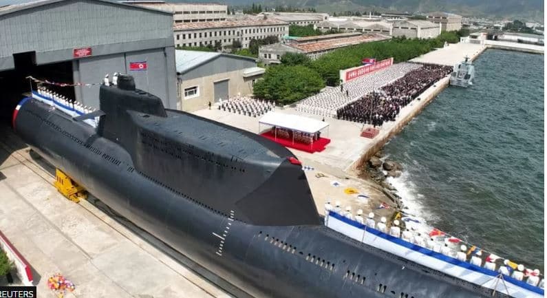 Kim Jong Un zbulon 'nëndetësen me armë bërthamore'