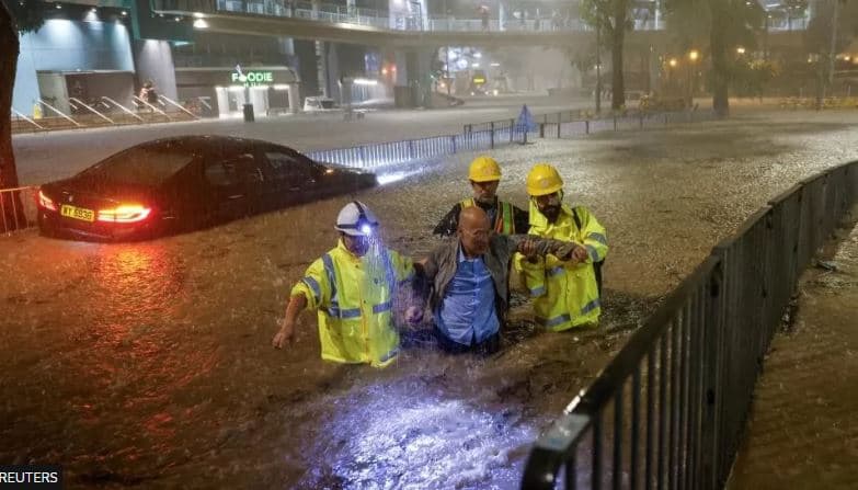 Hong Kongu goditet nga stuhia më e madhe e shiut në 140 vjet