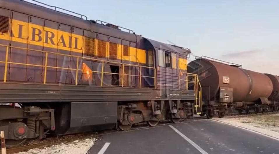 Pëson defekt treni që transporton naftë nga Fieri në Vlorë, bllokohet hekurudha dhe rruga kryesore