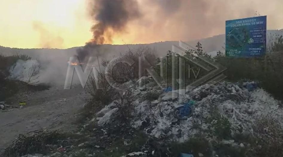 Përfshihen nga flakët kodrat në fshatin Allprenaj në Lushnje 
