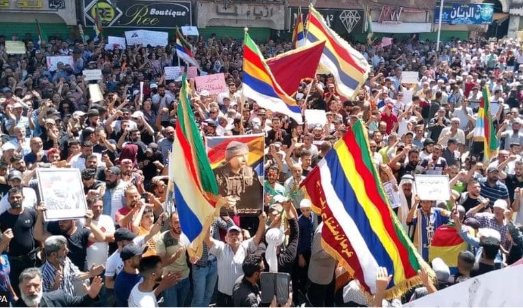Protestuesit sirianë dënojnë Assadin në një tubim masiv