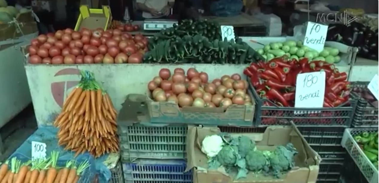 Fruta perimet, vijon “fryrja” e çmimeve, tregtarët fajësojnë grumbulluesit (VIDEO)