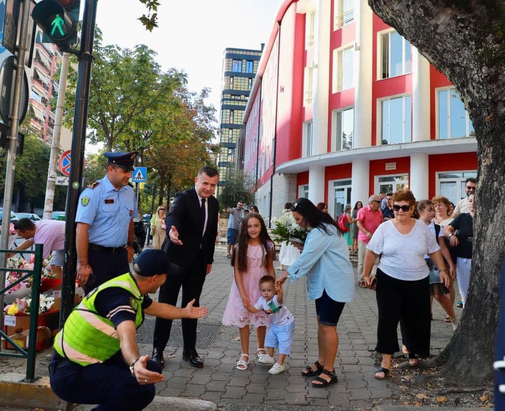 Dita e parë e shkollës, Balla ndjek nga afër punën e Policisë Rrugore