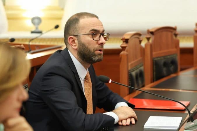 Ndryshimet në qeveri/ Bardhi kërkesë Nikollës: Seanca të zhvillohet me diskutime e debate