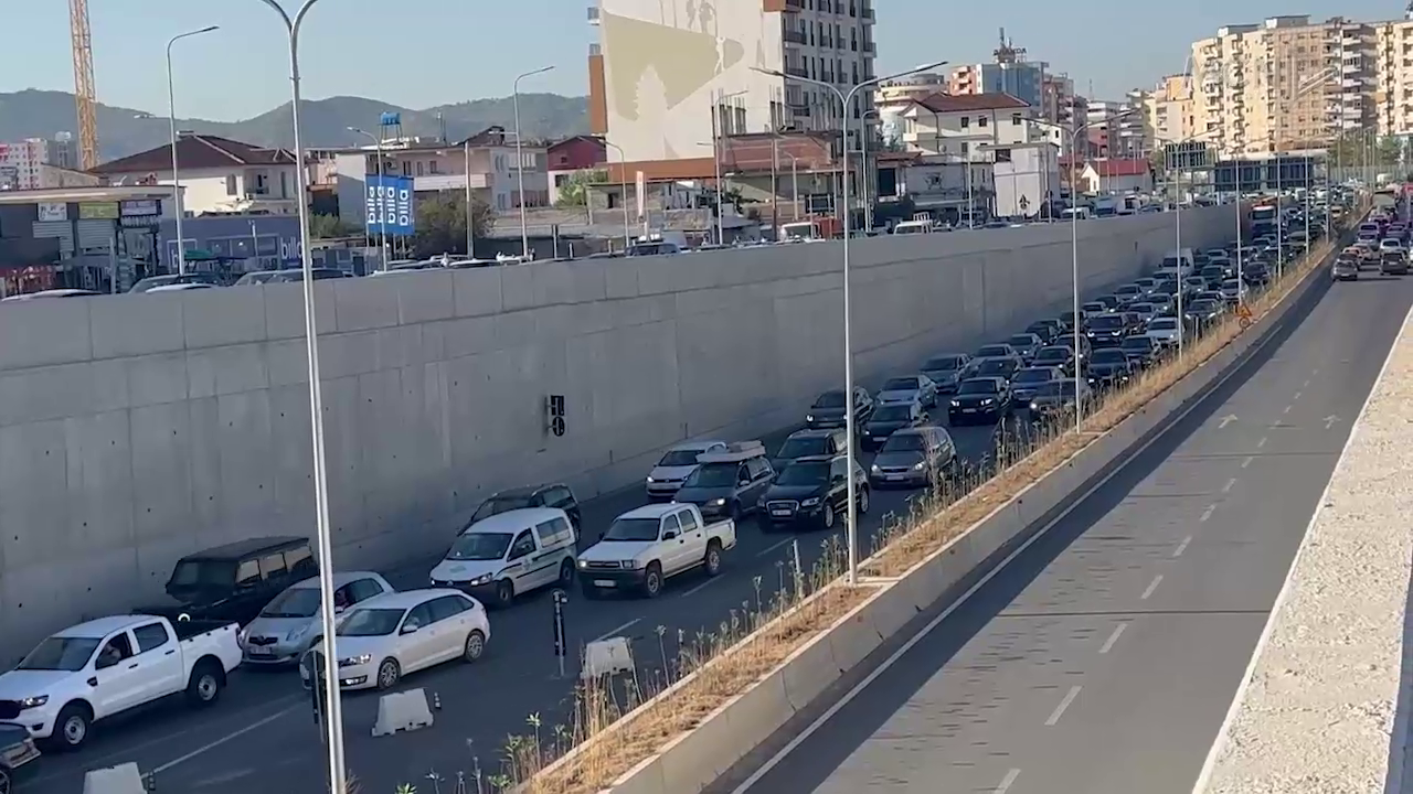 Nisja e shkollës “paralizoi” Tiranën (VIDEO)