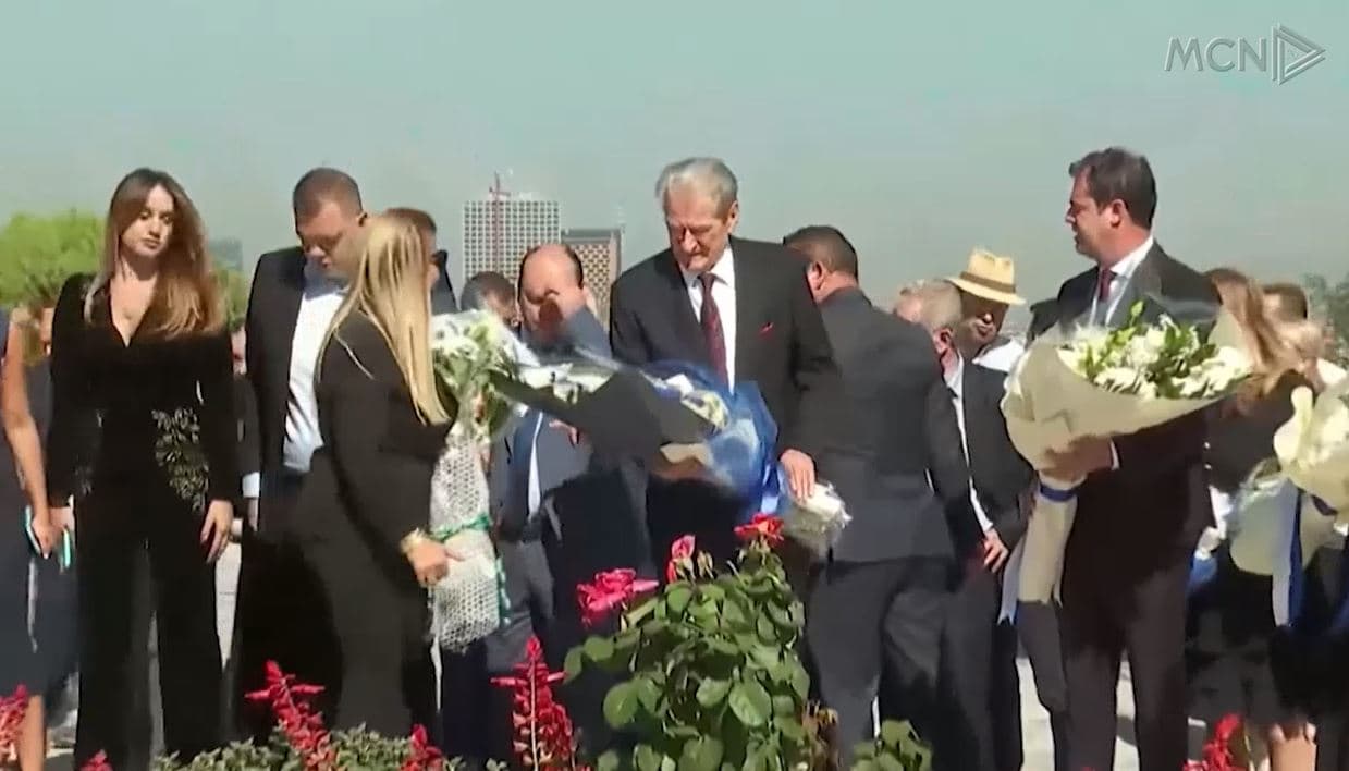 “Hajdari, frymëzim për të rrëzuar Ramën”/ Berisha i pranishëm në homazhe, mungon Basha (VIDEO)