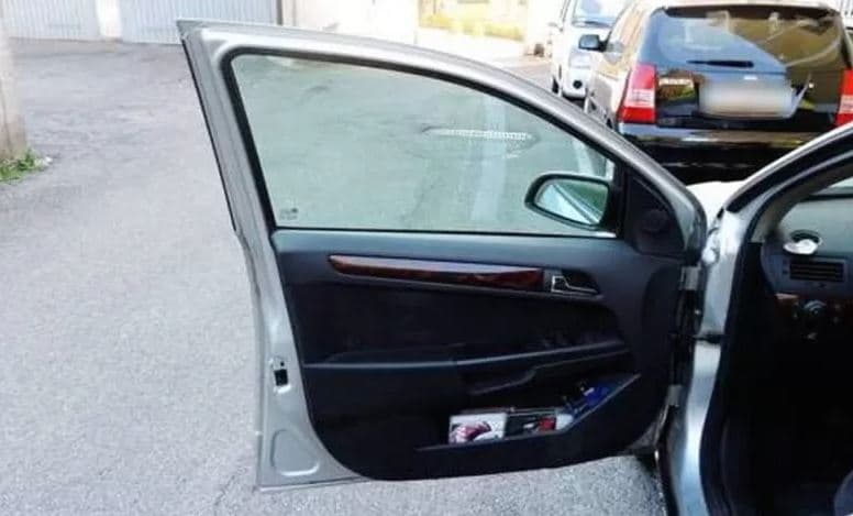 I dehur në timon përplas tre makina të parkuara në Kashar, plagoset polici dhe një grua