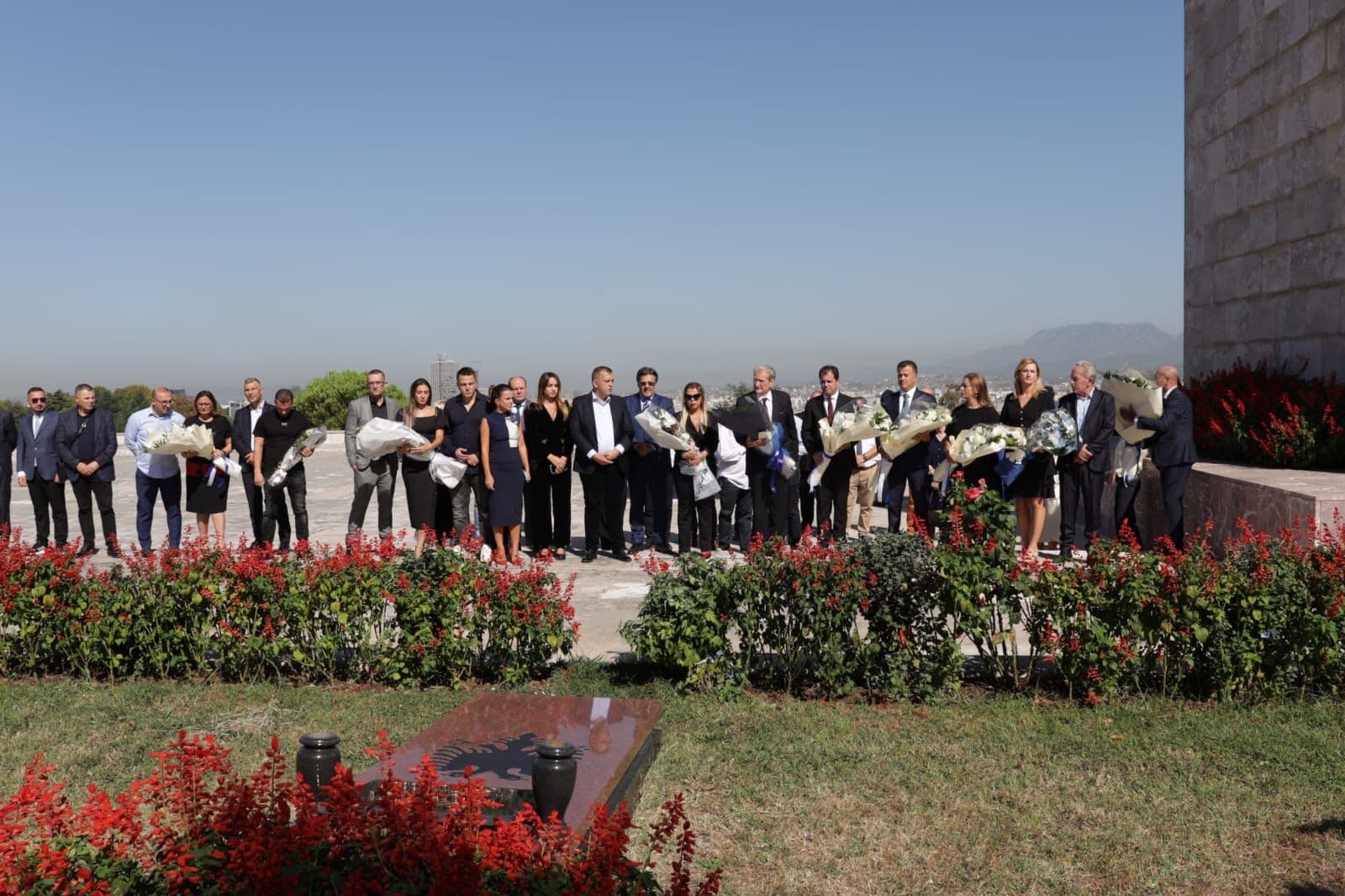  25 vjet nga vrasja e Azem Hajdarit/ Berisha dhe familja Hajdari homazhe te “Varrezat e Dëshmorëve”