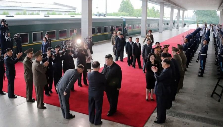 Kim Jong Un mbërrin në Rusi