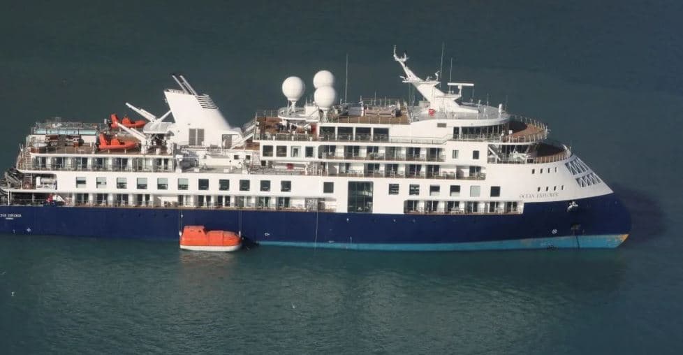 Anija turistike me 206 persona bllokohet në një zonë të largët të Grenlandës