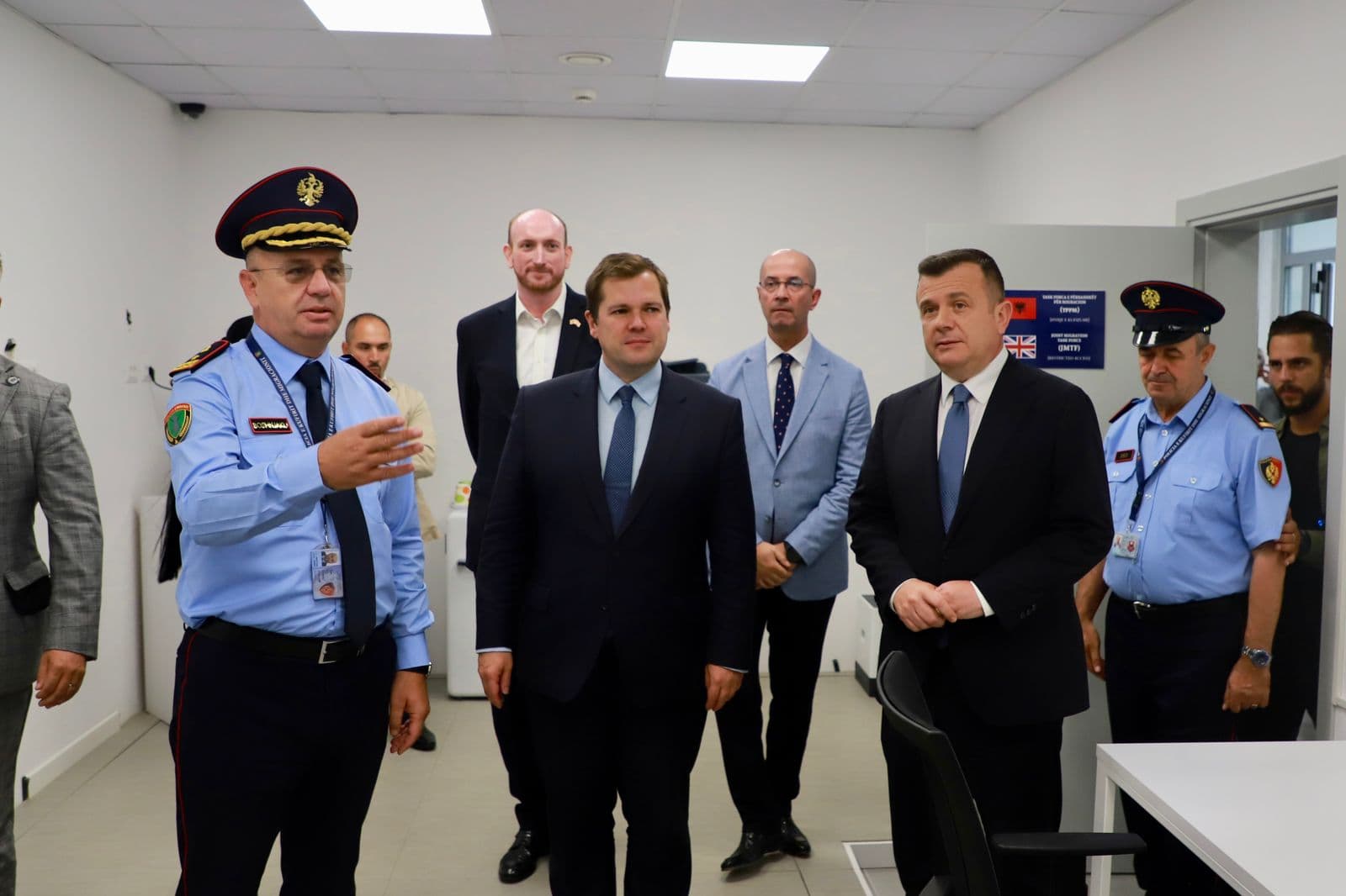 Balla me ministrin britanik të Emigracionit: Numri i emigrantëve shqiptarë ka rënë me 90%