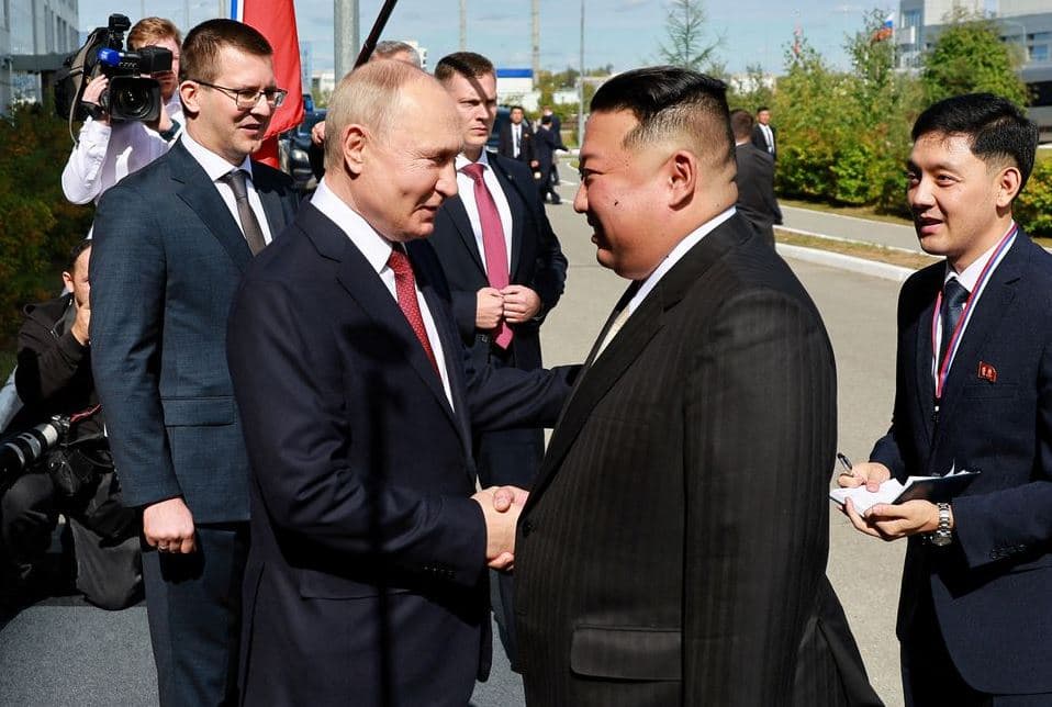 Kim i Koresë së Veriut takohet me Putinin ndërkohë që raketat lëshohen nga Pheniani