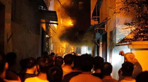 Zjarr në një pallat në Vietnam, humbin jetën dhjetëra persona