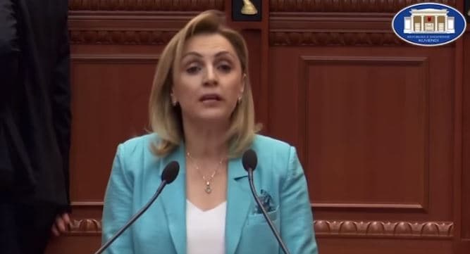 Deputetja Merita Bakiu largohet nga grupi parlamentar i Fatmir Mediut