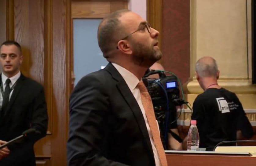 Basha ia delegon Açkës detyrën e kryetares së grupit parlamentar të PD, Bardhi përplaset me Nikollën 