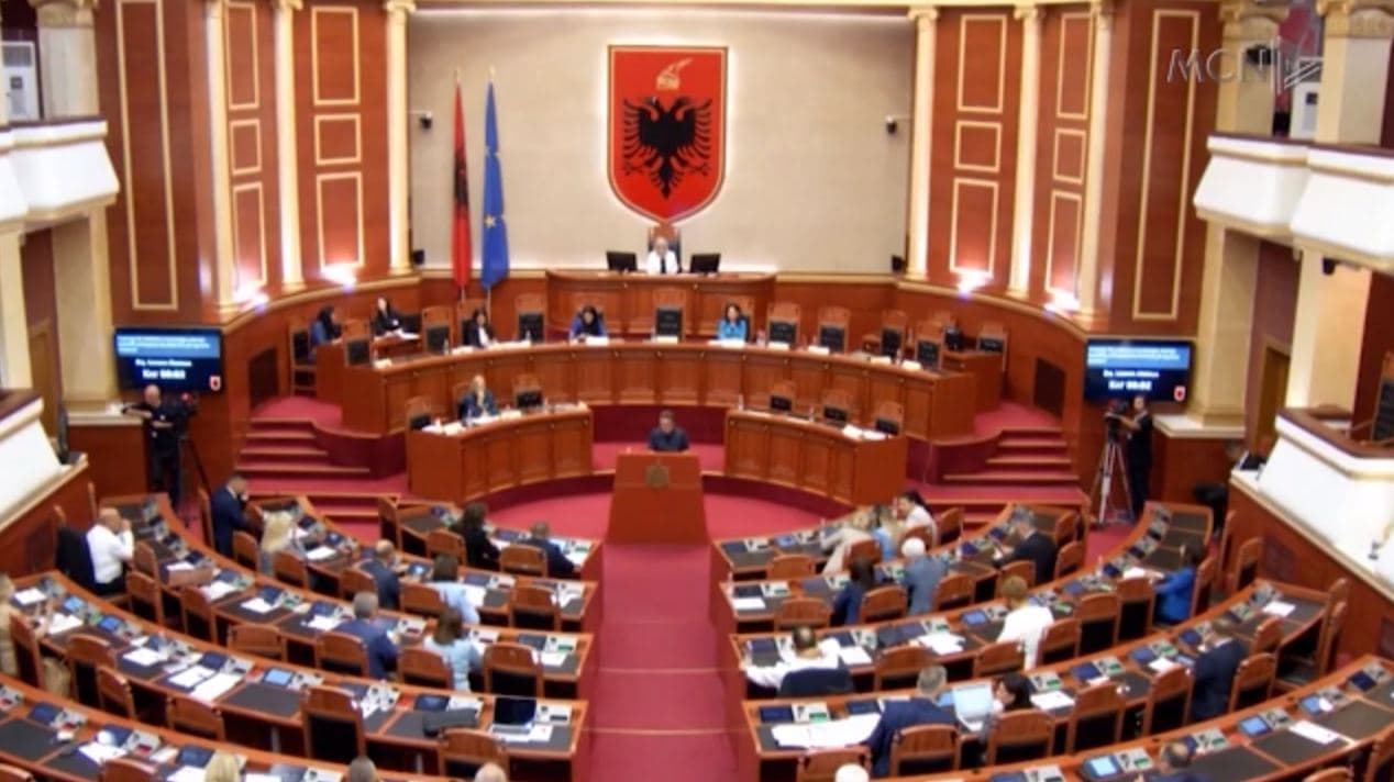  Berisha-Bardhi, kundër pagave të Kushtetueses/ Braçe paralajmëron indeksim të pensioneve (VIDEO)