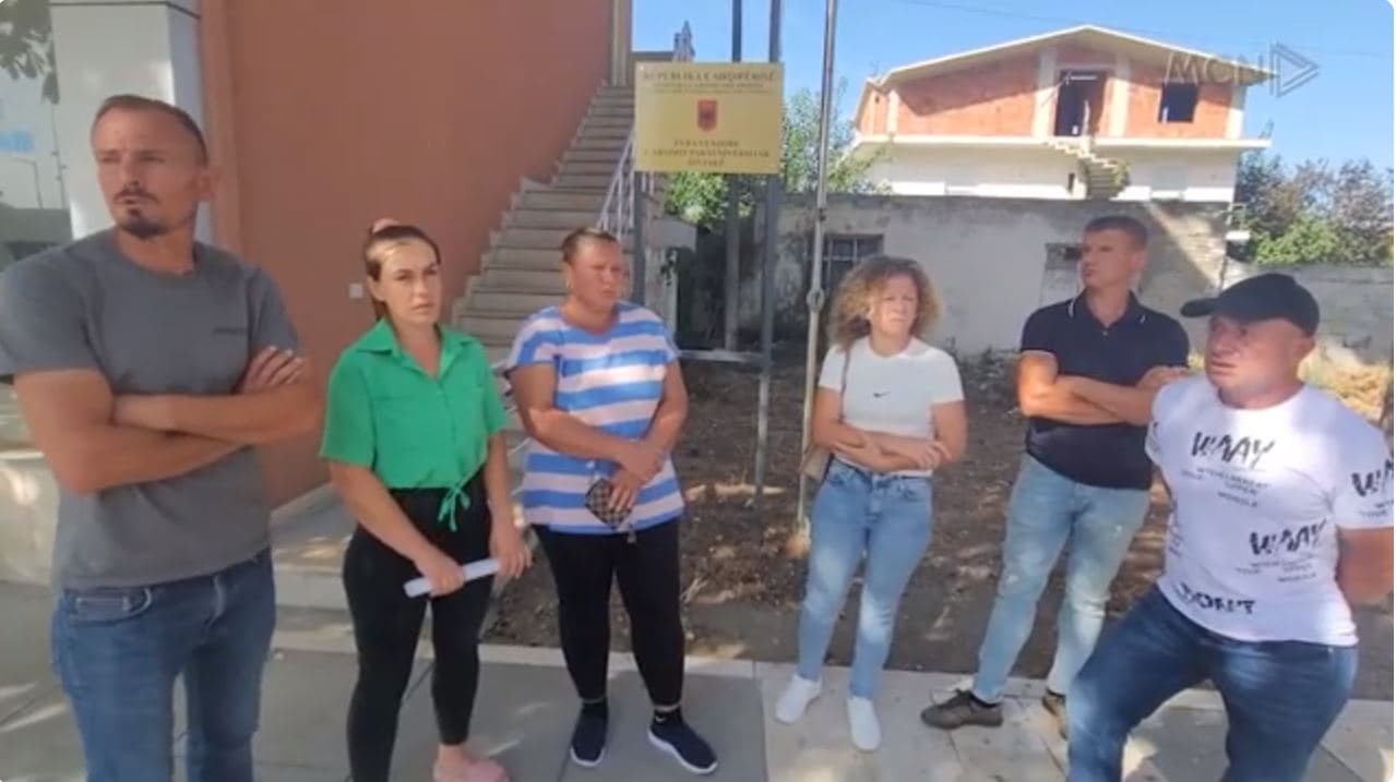 Shkolla e rrënuar në Divjakë/ Prindërit në protestë për çregjistrimin e fëmijëve (VIDEO)