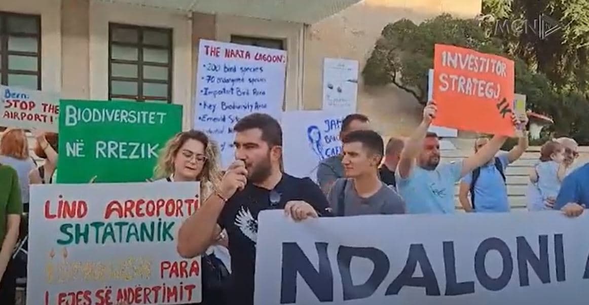 Aeroporti i Vlorës pa leje, shoqëria civile protestë para Kryeministrisë (VIDEO)