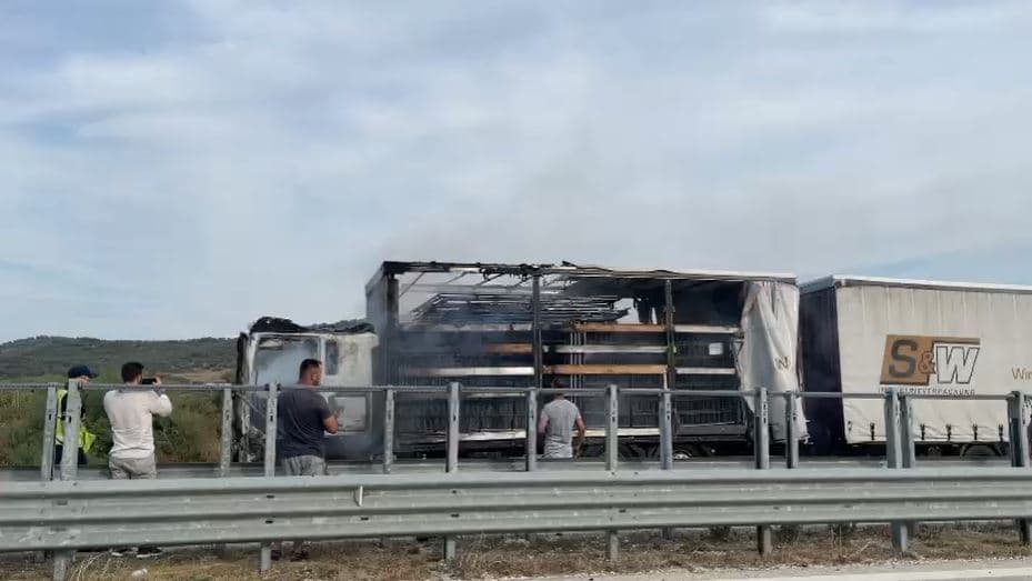 Përfshihet nga flakët kamioni në autostradën Fier-Vlorë