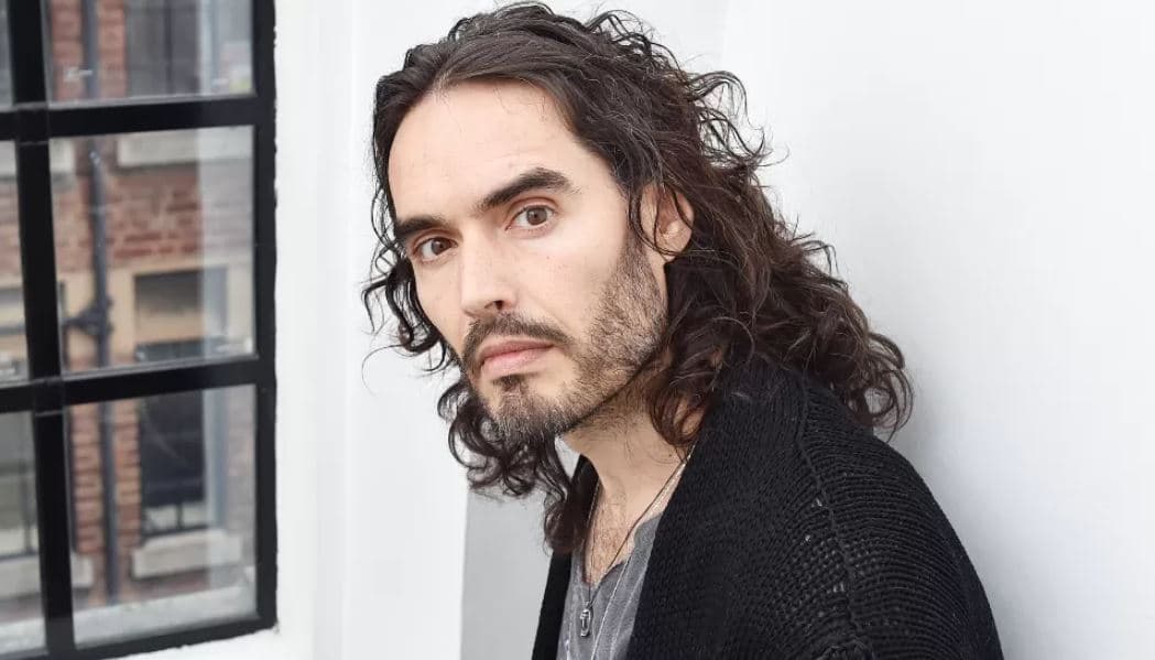 Russell Brand akuzohet për përdhunime dhe sulme seksual