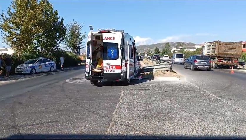 Ambulanca përplaset me kamionin në Lushnje/ Humb jetën pacienti