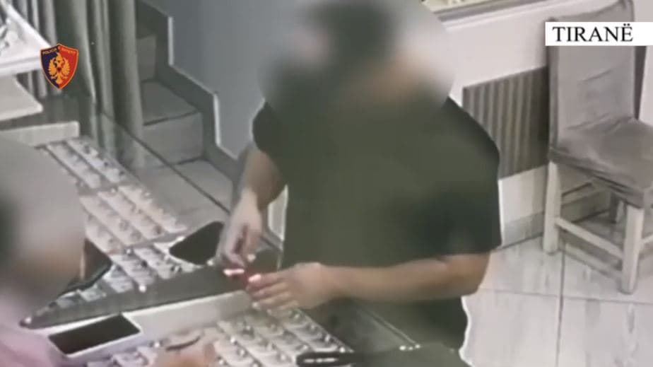 Vjedh flori në një shtëpi në Tiranë, kapet me kokainë dhe kanabis 