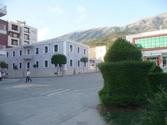 Punëtorja në Përmet, gjen të zonjën e shtëpisë të vdekur me shenja dhune/ Dyshohet e vrarë nga i shoqi